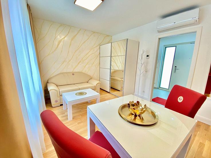 Vienna ViennaのBuilding Schreygasse - steiner-residences-cloudbeds - 1466424のアパートメントにある、モダンな家具を備えたエレガントなデザインのリビングルーム Vienna ViennaのBuilding Schreygasse - steiner-residences-cloudbeds - 1466424のアパートメントにある、モダンな家具を備えたエレガントなデザインのリビングルーム