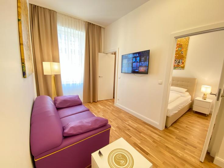 Sala de estar elegantemente projetada com móveis modernos em um apartamento no Building Kleine Mohrengasse - steiner-residences-cloudbeds - 1466448 em Vienna, Vienna