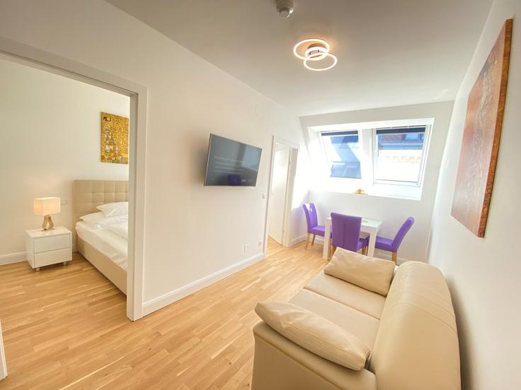 Sala de estar elegantemente projetada com móveis modernos em um apartamento no Building Kleine Mohrengasse - steiner-residences-cloudbeds - 1466443 em Vienna, Vienna