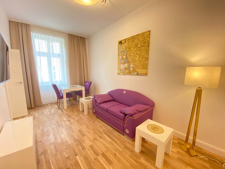 Elegante sala de estar con mobiliario moderno en un apartamento en Building Kleine Mohrengasse - steiner-residences-cloudbeds - 1466452 en Vienna, Vienna