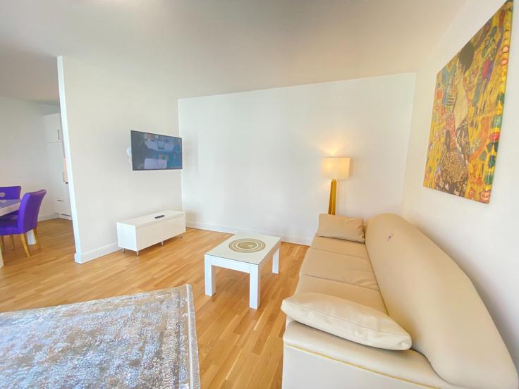 Vienna ViennaのBuilding Kleine Mohrengasse - steiner-residences-cloudbeds - 1466451のアパートメントにある、モダンな家具を備えたエレガントなデザインのリビングルーム Vienna ViennaのBuilding Kleine Mohrengasse - steiner-residences-cloudbeds - 1466451のアパートメントにある、モダンな家具を備えたエレガントなデザインのリビングルーム