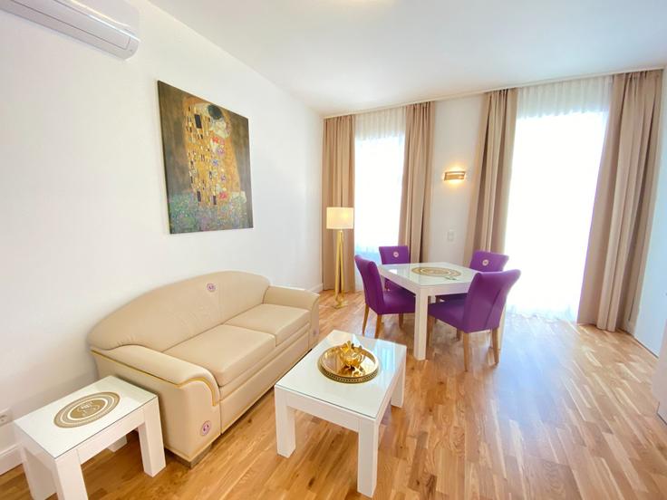 Vienna ViennaのBuilding Kleine Mohrengasse - steiner-residences-cloudbeds - 1466444のアパートメントにある、モダンな家具を備えたエレガントなデザインのリビングルーム Vienna ViennaのBuilding Kleine Mohrengasse - steiner-residences-cloudbeds - 1466444のアパートメントにある、モダンな家具を備えたエレガントなデザインのリビングルーム