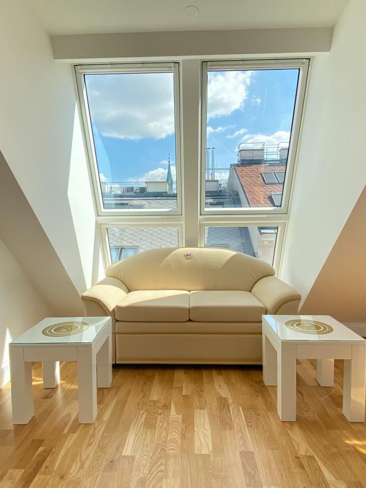 Vienna, Vienna에 위치한 Building Kleine Mohrengasse - steiner-residences-cloudbeds - 1466454 유닛의 세련된 인테리어가 돋보이는 거실 Vienna, Vienna에 위치한 Building Kleine Mohrengasse - steiner-residences-cloudbeds - 1466454 유닛의 세련된 인테리어가 돋보이는 거실