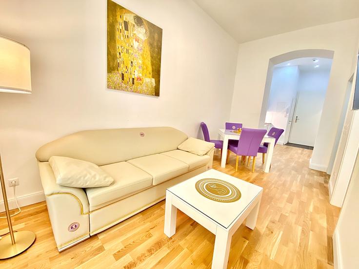 Elegant gestaltetes Wohnzimmer mit moderner Einrichtung in einer Wohnung im Building Kleine Mohrengasse - steiner-residences-cloudbeds - 1466453 in Vienna, Vienna