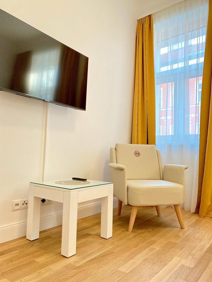 Elegante sala de estar con mobiliario moderno en un apartamento en Building Leibnizgasse - steiner-residences-cloudbeds - 1320222 en Vienna, Vienna Elegante sala de estar con mobiliario moderno en un apartamento en Building Leibnizgasse - steiner-residences-cloudbeds - 1320222 en Vienna, Vienna