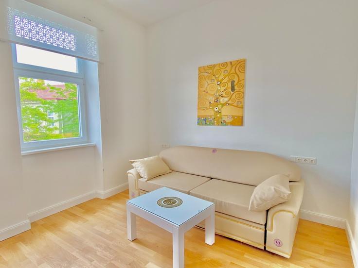 Elegante sala de estar con mobiliario moderno en un apartamento en Building Duursmagasse - steiner-residences-cloudbeds - 1460898 en Mödling, Mödling