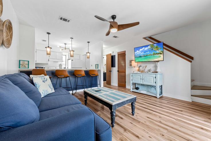 Building 318 Bream - stellardweller - 1502057 adresindeki bir dairede modern mobilyalarla zarif bir şekilde tasarlanmış oturma odası Okaloosa Island, Okaloosa Island