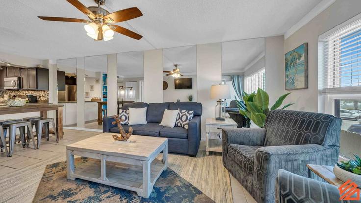 Building Sundial Court - stellardweller - 1502027 adresindeki bir dairede modern mobilyalarla zarif bir şekilde tasarlanmış oturma odası Okaloosa Island, Okaloosa Island Building Sundial Court - stellardweller - 1502027 adresindeki bir dairede modern mobilyalarla zarif bir şekilde tasarlanmış oturma odası Okaloosa Island, Okaloosa Island