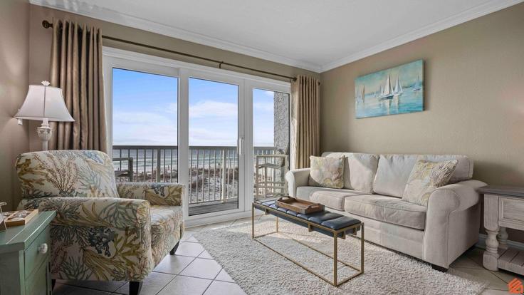 Building 790 Santa Rosa Boulevard - stellardweller - 1502034 adresindeki bir dairede modern mobilyalarla zarif bir şekilde tasarlanmış oturma odası Okaloosa Island, Okaloosa Island