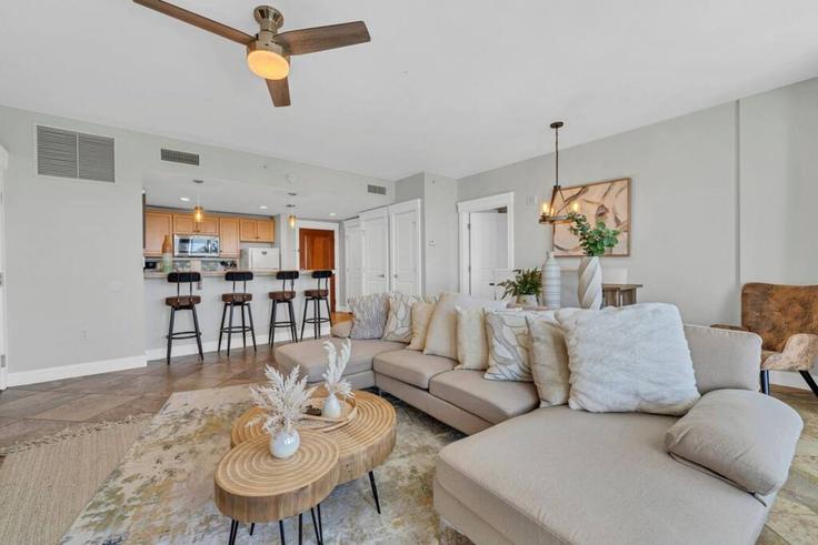 Building 9500 Grand Sandestin Boulevard - stellardweller - 1502011 adresindeki bir dairede modern mobilyalarla zarif bir şekilde tasarlanmış oturma odası Miramar Beach, Miramar Beach Building 9500 Grand Sandestin Boulevard - stellardweller - 1502011 adresindeki bir dairede modern mobilyalarla zarif bir şekilde tasarlanmış oturma odası Miramar Beach, Miramar Beach
