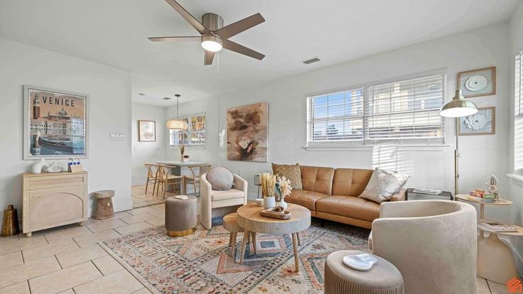 Building 209 Angelfish Ave. - stellardweller - 1502031 adresindeki bir dairede modern mobilyalarla zarif bir şekilde tasarlanmış oturma odası Okaloosa Island, Okaloosa Island Building 209 Angelfish Ave. - stellardweller - 1502031 adresindeki bir dairede modern mobilyalarla zarif bir şekilde tasarlanmış oturma odası Okaloosa Island, Okaloosa Island