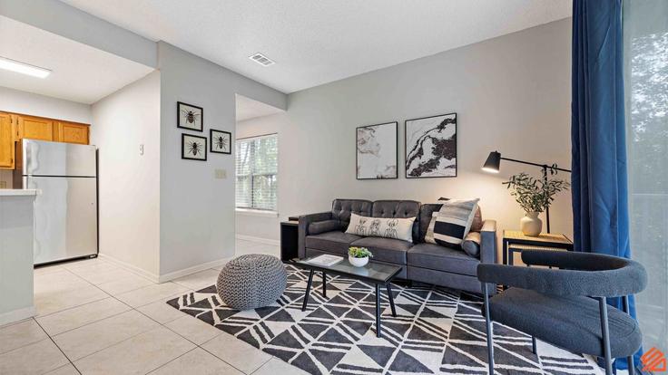 Building Sandestin Lane - stellardweller - 1502042 adresindeki bir dairede modern mobilyalarla zarif bir şekilde tasarlanmış oturma odası Miramar Beach, Miramar Beach Building Sandestin Lane - stellardweller - 1502042 adresindeki bir dairede modern mobilyalarla zarif bir şekilde tasarlanmış oturma odası Miramar Beach, Miramar Beach