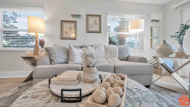 Building Whelk Court - stellardweller - 1502029 adresindeki bir dairede modern mobilyalarla zarif bir şekilde tasarlanmış oturma odası Okaloosa Island, Okaloosa Island