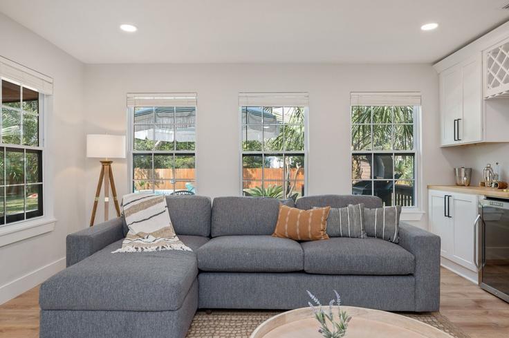 Sala de estar elegantemente projetada com móveis modernos em um apartamento no Building 111 Patton Dr NE - stellardweller - 1502072 em Fort Walton Beach, Fort Walton Beach Sala de estar elegantemente projetada com móveis modernos em um apartamento no Building 111 Patton Dr NE - stellardweller - 1502072 em Fort Walton Beach, Fort Walton Beach