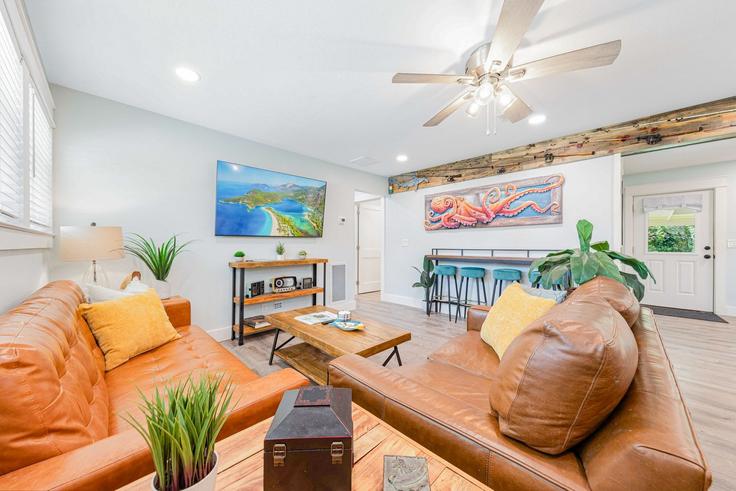 Building Waynel Circle Southeast - stellardweller - 1502064 adresindeki bir dairede modern mobilyalarla zarif bir şekilde tasarlanmış oturma odası Fort Walton Beach, Fort Walton Beach Building Waynel Circle Southeast - stellardweller - 1502064 adresindeki bir dairede modern mobilyalarla zarif bir şekilde tasarlanmış oturma odası Fort Walton Beach, Fort Walton Beach