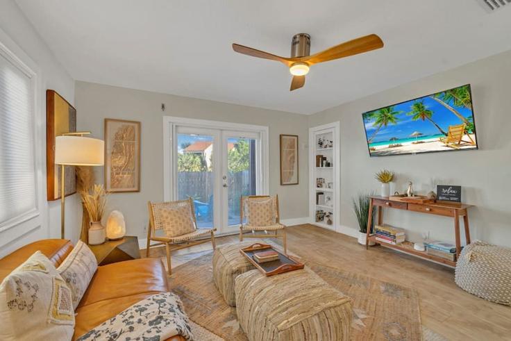 Building 318 Bream Avenue - stellardweller - 1502005 adresindeki bir dairede modern mobilyalarla zarif bir şekilde tasarlanmış oturma odası Okaloosa Island, Okaloosa Island Building 318 Bream Avenue - stellardweller - 1502005 adresindeki bir dairede modern mobilyalarla zarif bir şekilde tasarlanmış oturma odası Okaloosa Island, Okaloosa Island
