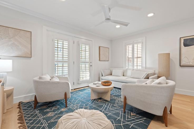 Sala de estar elegantemente projetada com móveis modernos em um apartamento no Building 13 Gulf Breeze Court - stellardweller - 1502023 em Destin, Destin