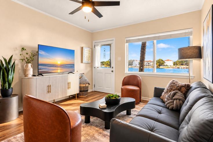 Salle de séjour élégante avec mobilier moderne dans un appartement à Building 333 Bluefish Dr - stellardweller - 1502067 à Okaloosa Island, Okaloosa Island Salle de séjour élégante avec mobilier moderne dans un appartement à Building 333 Bluefish Dr - stellardweller - 1502067 à Okaloosa Island, Okaloosa Island
