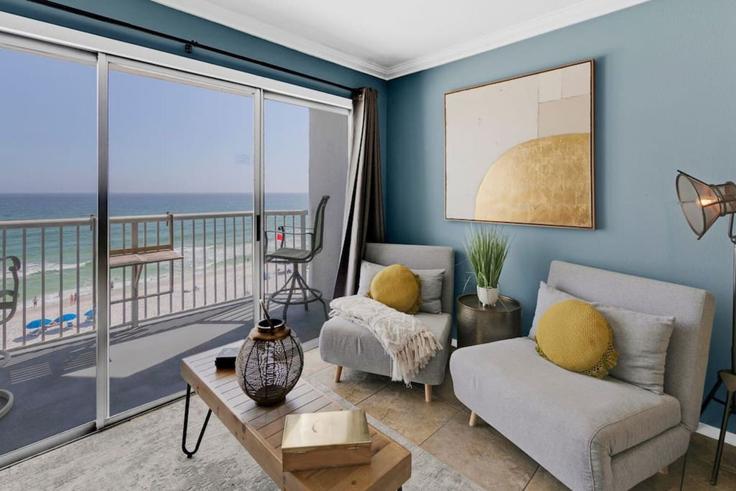 Building 790 Santa Rosa Boulevard - stellardweller - 1502017 adresindeki bir dairede modern mobilyalarla zarif bir şekilde tasarlanmış oturma odası Okaloosa Island, Okaloosa Island