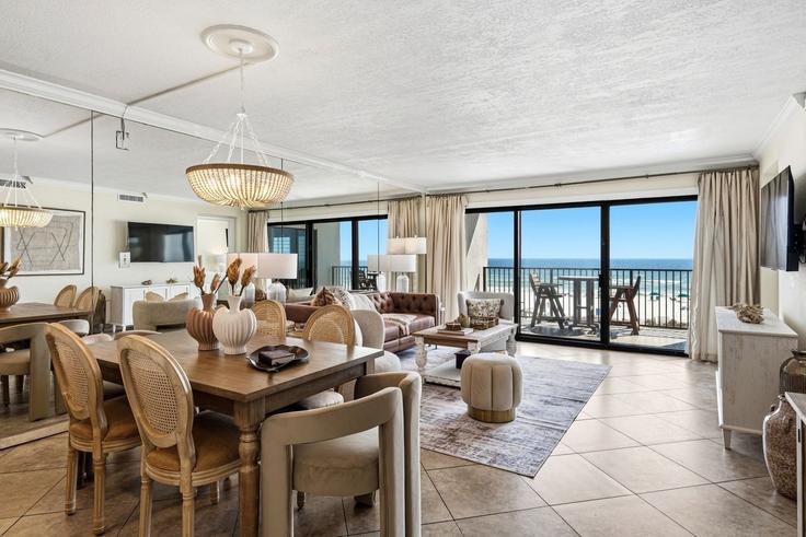 Sala de estar elegantemente projetada com móveis modernos em um apartamento no Building U.S. 98 - stellardweller - 1502071 em Destin, Destin Sala de estar elegantemente projetada com móveis modernos em um apartamento no Building U.S. 98 - stellardweller - 1502071 em Destin, Destin
