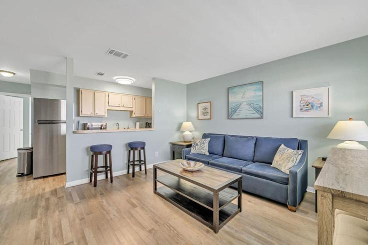 Building 312 Bream Avenue - stellardweller - 1501999 adresindeki bir dairede modern mobilyalarla zarif bir şekilde tasarlanmış oturma odası Okaloosa Island, Okaloosa Island