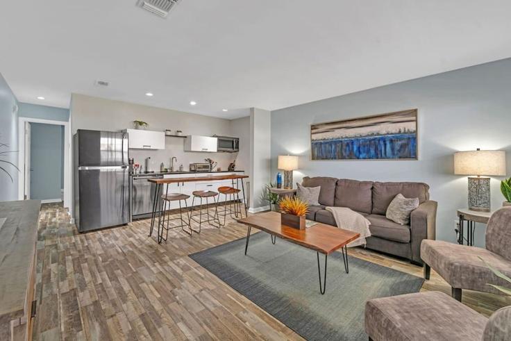 Building 312 Bream Avenue - stellardweller - 1502001 adresindeki bir dairede modern mobilyalarla zarif bir şekilde tasarlanmış oturma odası Okaloosa Island, Okaloosa Island Building 312 Bream Avenue - stellardweller - 1502001 adresindeki bir dairede modern mobilyalarla zarif bir şekilde tasarlanmış oturma odası Okaloosa Island, Okaloosa Island