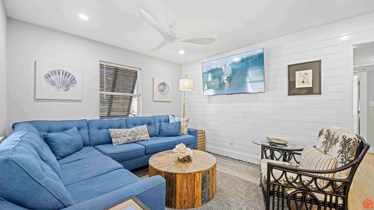 Sala de estar elegantemente projetada com móveis modernos em um apartamento no Building 116 Second Avenue Southwest - stellardweller - 1502035 em Fort Walton Beach, Fort Walton Beach Sala de estar elegantemente projetada com móveis modernos em um apartamento no Building 116 Second Avenue Southwest - stellardweller - 1502035 em Fort Walton Beach, Fort Walton Beach