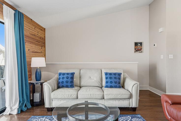 Sala de estar elegantemente projetada com móveis modernos em um apartamento no Building 16 Gulf Breeze Court - stellardweller - 1502069 em Destin, Destin Sala de estar elegantemente projetada com móveis modernos em um apartamento no Building 16 Gulf Breeze Court - stellardweller - 1502069 em Destin, Destin