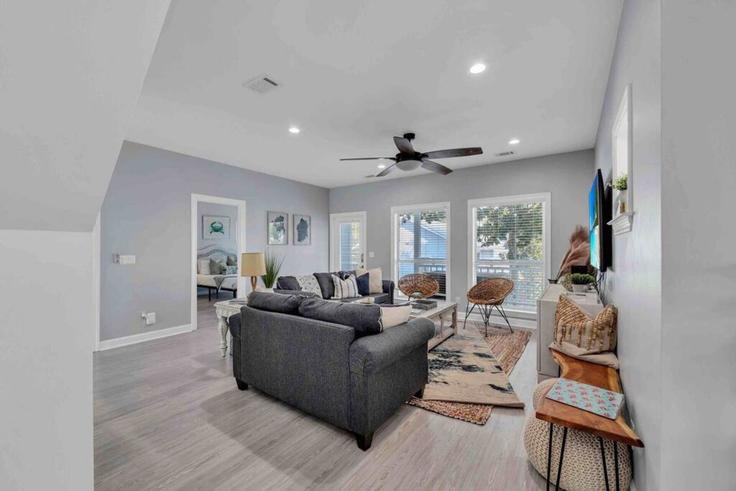 Elegante sala de estar con mobiliario moderno en un apartamento en Building 61 Sunfish Street - stellardweller - 1502025 en Destin, Destin Elegante sala de estar con mobiliario moderno en un apartamento en Building 61 Sunfish Street - stellardweller - 1502025 en Destin, Destin
