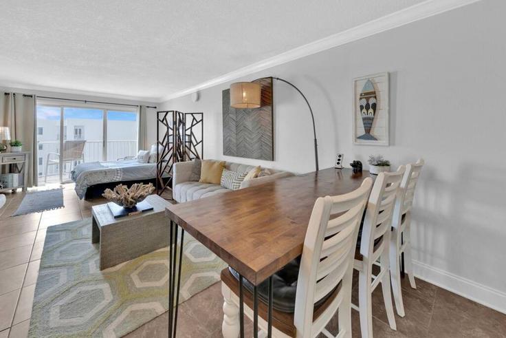 Building 790 Santa Rosa Boulevard - stellardweller - 1502019 adresindeki bir dairede modern mobilyalarla zarif bir şekilde tasarlanmış oturma odası Okaloosa Island, Okaloosa Island Building 790 Santa Rosa Boulevard - stellardweller - 1502019 adresindeki bir dairede modern mobilyalarla zarif bir şekilde tasarlanmış oturma odası Okaloosa Island, Okaloosa Island