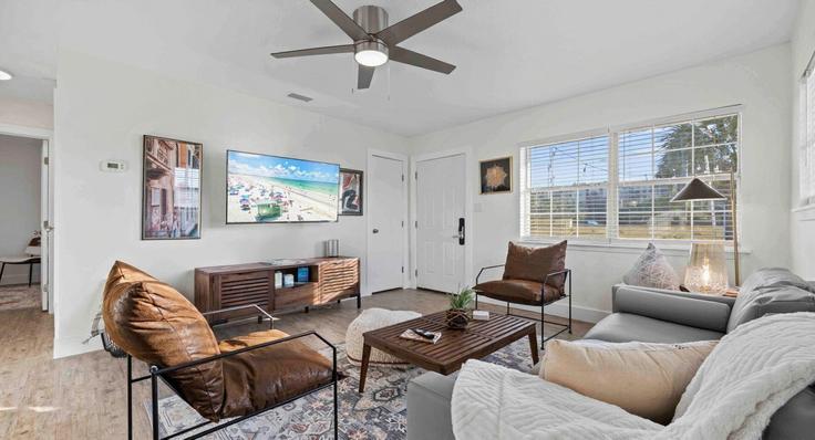 Building 209 Angelfish Ave. - stellardweller - 1502032 adresindeki bir dairede modern mobilyalarla zarif bir şekilde tasarlanmış oturma odası Okaloosa Island, Okaloosa Island