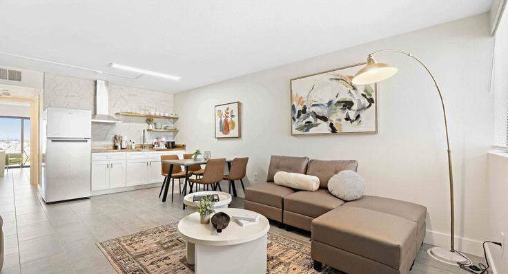 Building Coral Court - stellardweller - 1502039 adresindeki bir dairede modern mobilyalarla zarif bir şekilde tasarlanmış oturma odası Okaloosa Island, Okaloosa Island