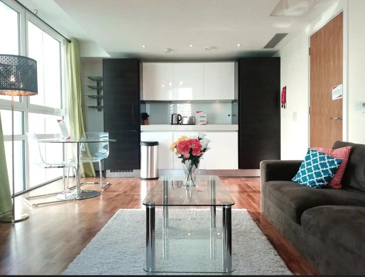 Sala de estar elegantemente projetada com móveis modernos em um apartamento no Building Bunhill Row - stilllifeglobal - 1303676 - LON em London Borough of Islington, London