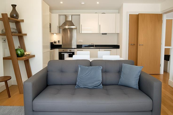 Elegant gestaltetes Wohnzimmer mit moderner Einrichtung in einer Wohnung im Building Lanterns Way - stilllifeglobal - 1059053 - LON in London Borough of Tower Hamlets, London Elegant gestaltetes Wohnzimmer mit moderner Einrichtung in einer Wohnung im Building Lanterns Way - stilllifeglobal - 1059053 - LON in London Borough of Tower Hamlets, London