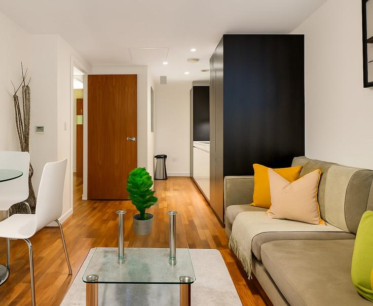 Elegant gestaltetes Wohnzimmer mit moderner Einrichtung in einer Wohnung im Building Bunhill Row - stilllifeglobal - 1303676 - LON in London Borough of Islington, London Elegant gestaltetes Wohnzimmer mit moderner Einrichtung in einer Wohnung im Building Bunhill Row - stilllifeglobal - 1303676 - LON in London Borough of Islington, London
