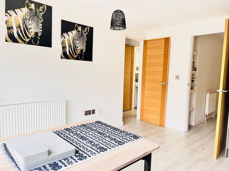 Elegante sala de estar con mobiliario moderno en un apartamento en Building Ferndale Rise - stl-stays - 1371140 en Cambridge, Cambridge