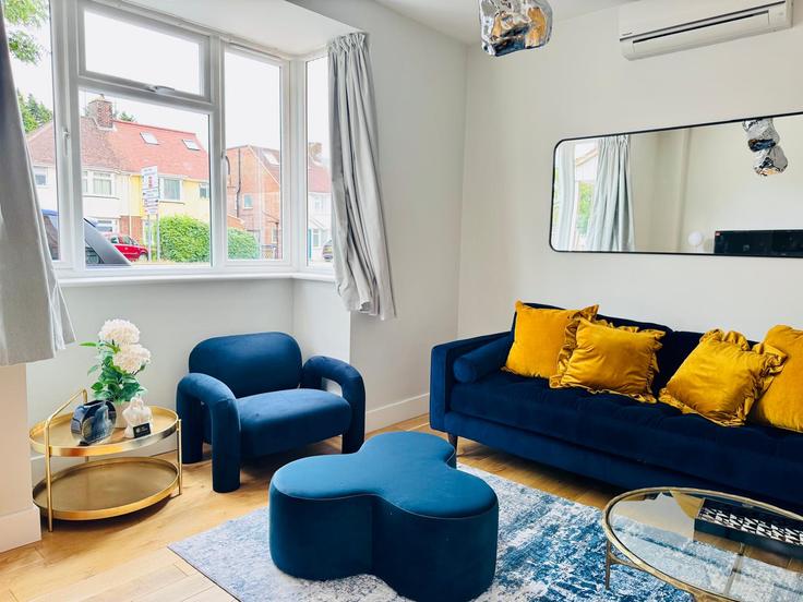 Salle de séjour élégante avec mobilier moderne dans un appartement à Building Perne Road - stl-stays - 1371137 à Cambridge, Cambridge Salle de séjour élégante avec mobilier moderne dans un appartement à Building Perne Road - stl-stays - 1371137 à Cambridge, Cambridge