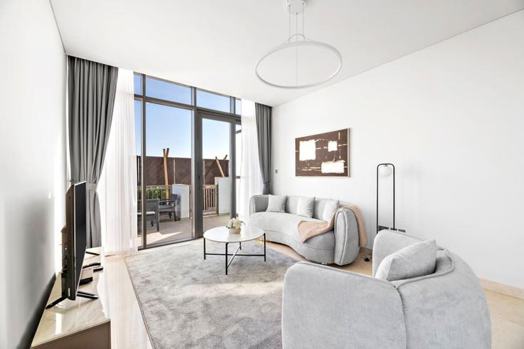 Sala de estar elegantemente projetada com móveis modernos em um apartamento no Building Tariaq Bedon Esm - stonetree-vacation-homes - 1316968 - DXB em Dubai Maritime City, Dubai