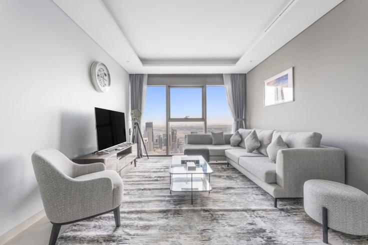 Sala de estar elegantemente projetada com móveis modernos em um apartamento no Building Al Mustaqbal Street - stonetree-vacation-homes - 1316973 - DXB em Business Bay, Dubai