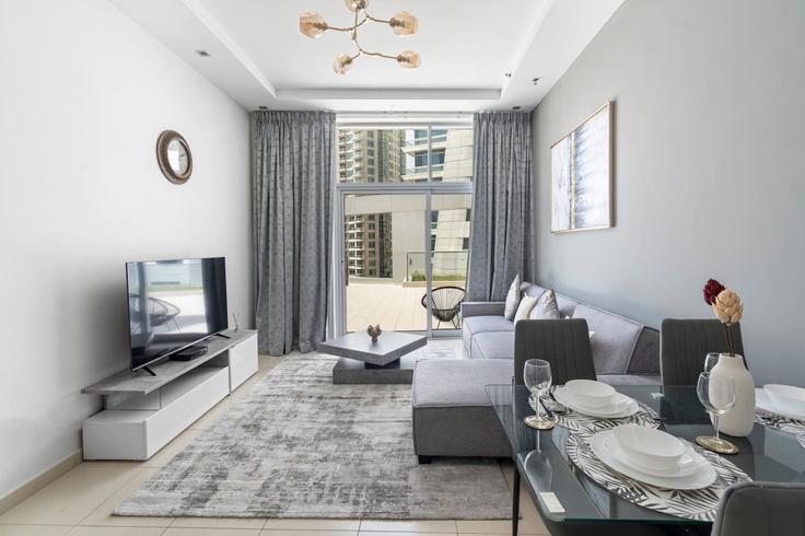 Sala de estar elegantemente projetada com móveis modernos em um apartamento no Building King Salman Bin Abdulaziz Al Saud Street - stonetree-vacation-homes - 1316976 - DXB em Dubai Marina, Dubai