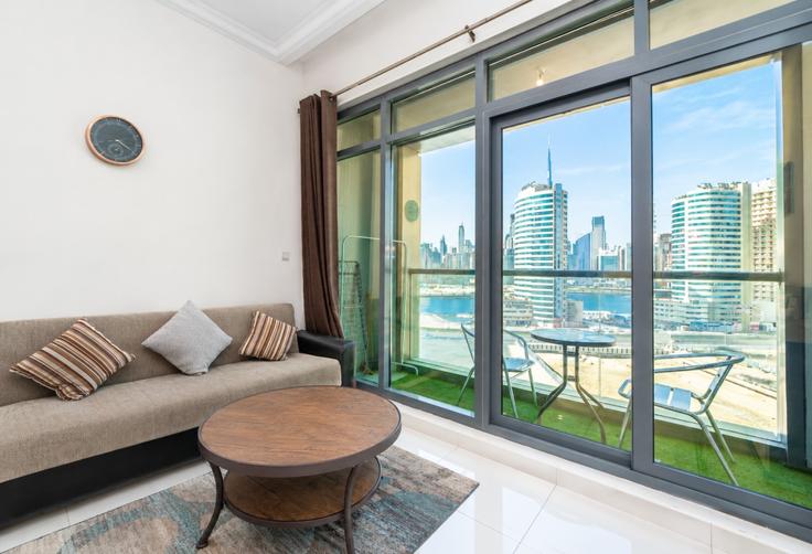 Business Bay, Dubai에 위치한 Building Al A'amal Street - stonetree-vacation-homes - 1316977 - DXB 유닛의 세련된 인테리어가 돋보이는 거실 Business Bay, Dubai에 위치한 Building Al A'amal Street - stonetree-vacation-homes - 1316977 - DXB 유닛의 세련된 인테리어가 돋보이는 거실