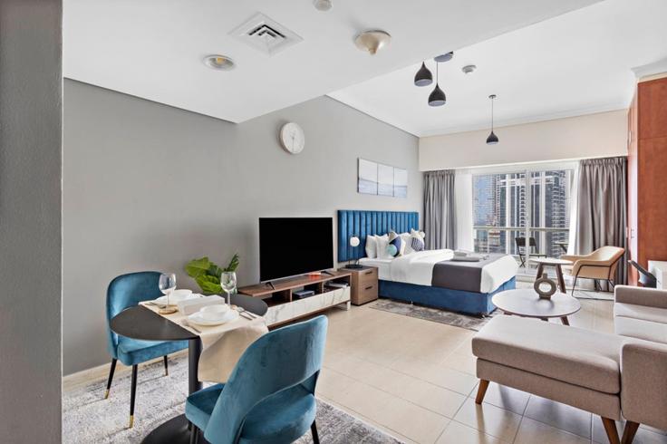Dubai JLTのBuilding Cluster D - stonetree-vacation-homes - 1317002 - DXBのアパートメントにある、モダンな家具を備えたエレガントなデザインのリビングルーム Dubai JLTのBuilding Cluster D - stonetree-vacation-homes - 1317002 - DXBのアパートメントにある、モダンな家具を備えたエレガントなデザインのリビングルーム
