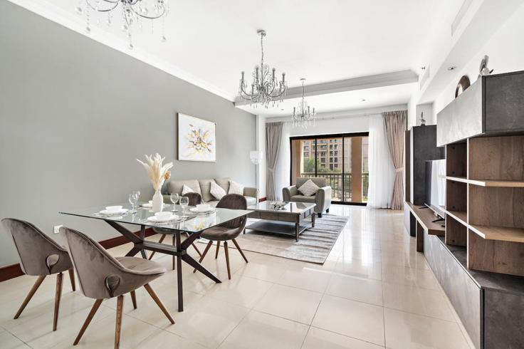 Elegant gestaltetes Wohnzimmer mit moderner Einrichtung in einer Wohnung im Building Palm Jumeirah Rd - stonetree-vacation-homes - 1317005 - DXB in Nakhlat Jumeira, Dubai Elegant gestaltetes Wohnzimmer mit moderner Einrichtung in einer Wohnung im Building Palm Jumeirah Rd - stonetree-vacation-homes - 1317005 - DXB in Nakhlat Jumeira, Dubai