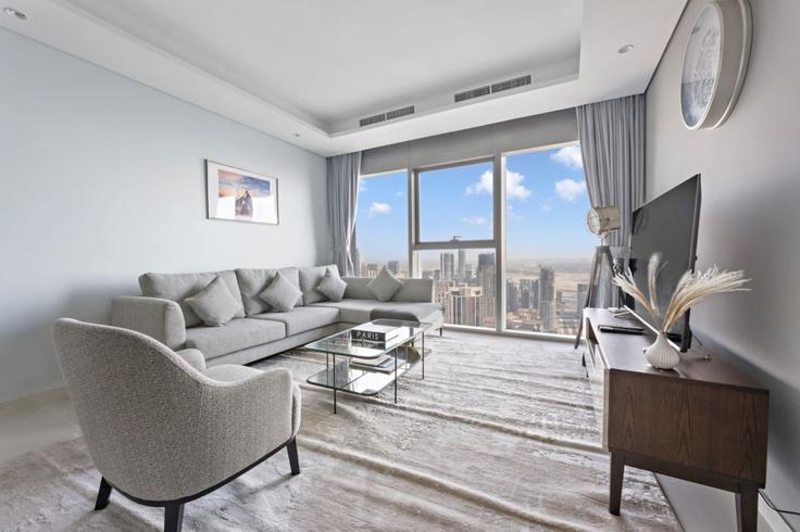 Sala de estar elegantemente projetada com móveis modernos em um apartamento no Building Al Mustaqbal Street - stonetree-vacation-homes - 1317007 - DXB em Business Bay, Dubai