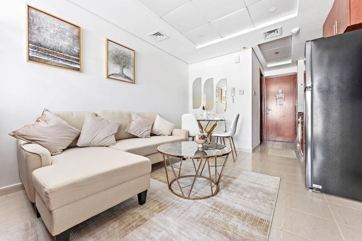 JLT, Dubai 소재 Building Cluster B - stonetree-vacation-homes - 1317009 - DXB 유닛에 마련된, 현대적인 가구로 꾸며진 우아한 디자인의 거실 JLT, Dubai 소재 Building Cluster B - stonetree-vacation-homes - 1317009 - DXB 유닛에 마련된, 현대적인 가구로 꾸며진 우아한 디자인의 거실