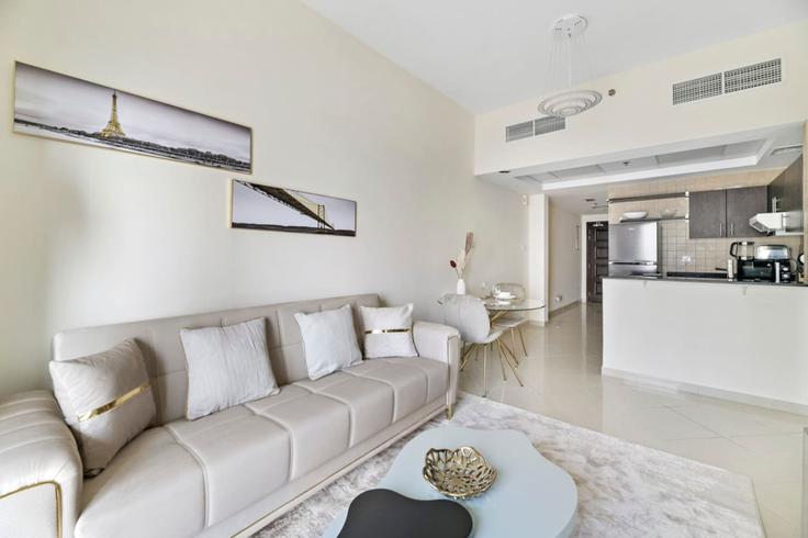 Dubai JLTのBuilding Tariaq Bedon Esm - stonetree-vacation-homes - 1317011 - DXBのアパートメントにある、モダンな家具を備えたエレガントなデザインのリビングルーム