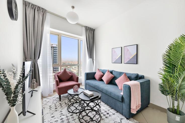 Dubai JLTのBuilding Tariaq Bedon Esm - stonetree-vacation-homes - 1317014 - DXBのアパートメントにある、モダンな家具を備えたエレガントなデザインのリビングルーム