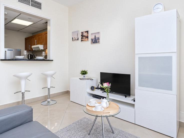 Elegant gestaltetes Wohnzimmer mit moderner Einrichtung in einer Wohnung im Building Tariaq Bedon Esm - stonetree-vacation-homes - 1317017 - DXB in JLT, Dubai Elegant gestaltetes Wohnzimmer mit moderner Einrichtung in einer Wohnung im Building Tariaq Bedon Esm - stonetree-vacation-homes - 1317017 - DXB in JLT, Dubai