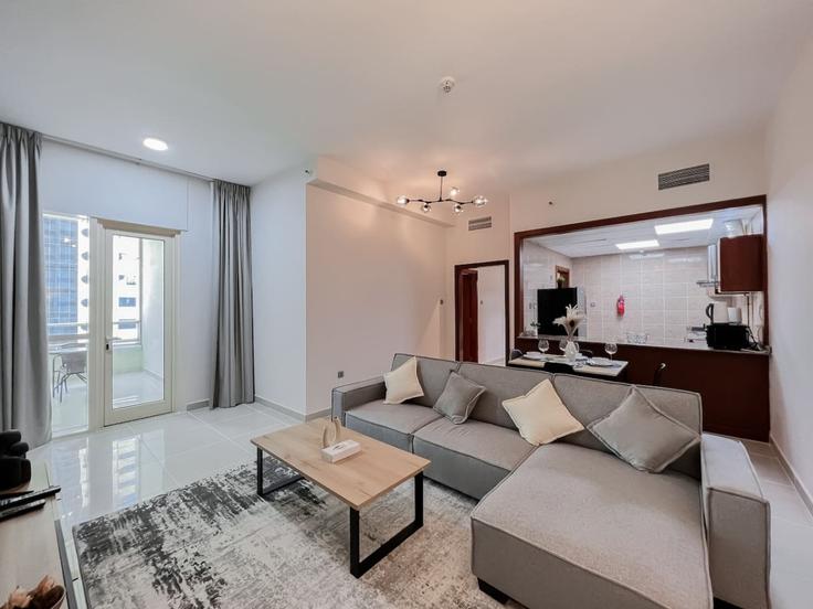 Dubai Dubai MarinaのBuilding Al Sharta Street - stonetree-vacation-homes - 1317020 - DXBのアパートメントにある、モダンな家具を備えたエレガントなデザインのリビングルーム