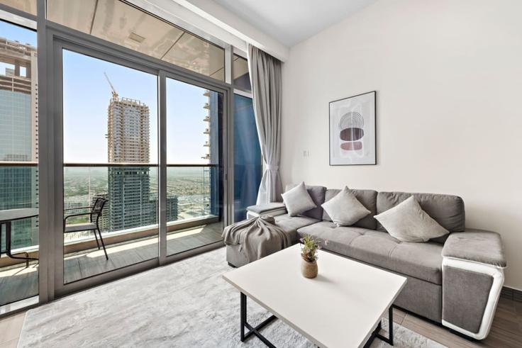 Elegant gestaltetes Wohnzimmer mit moderner Einrichtung in einer Wohnung im Building Cluster K - stonetree-vacation-homes - 1317030 - DXB in JLT, Dubai Elegant gestaltetes Wohnzimmer mit moderner Einrichtung in einer Wohnung im Building Cluster K - stonetree-vacation-homes - 1317030 - DXB in JLT, Dubai